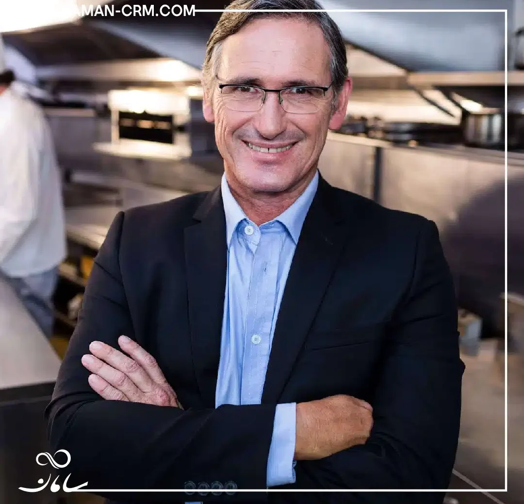 نقش رفتار کارکنان در تبدیل مشتری به سفیر برند | تحلیل مدیریتی با محوریت CRM سامان